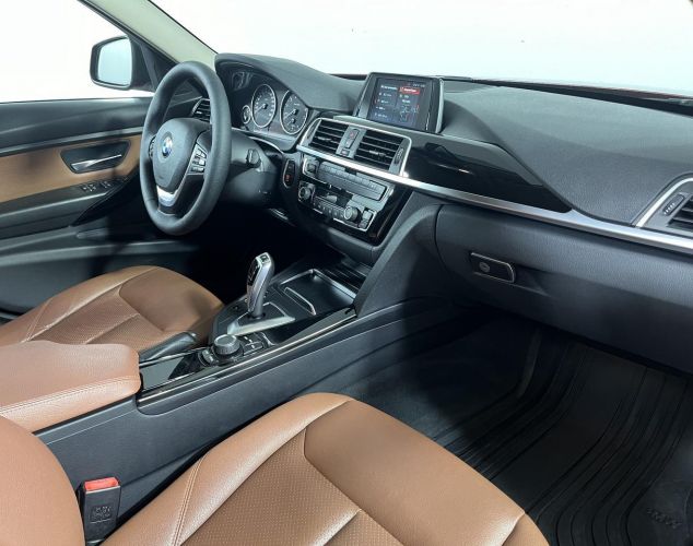 BMW 3 серия  318i Luxury Line