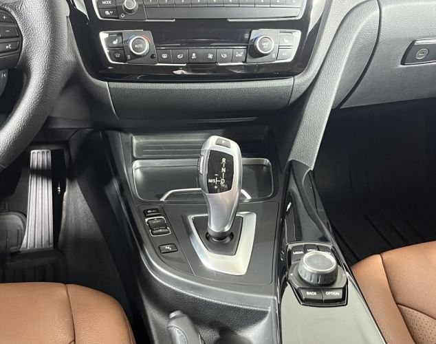 BMW 3 серия  318i Luxury Line