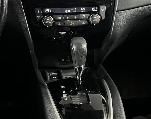 Nissan X-Trail  SE