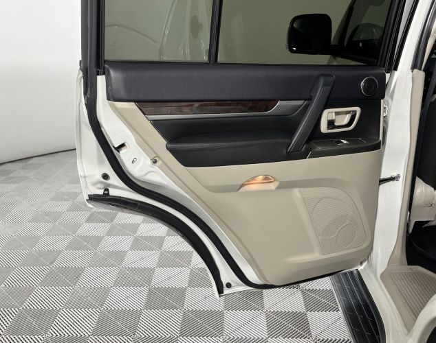 Mitsubishi Pajero  Mid