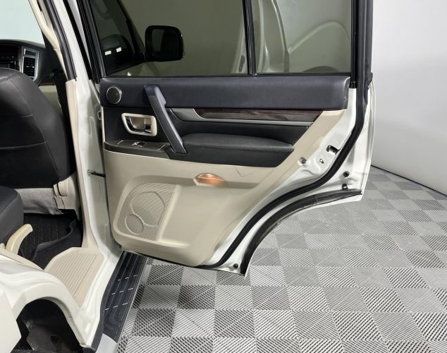 Mitsubishi Pajero  Mid
