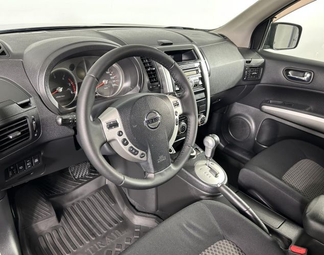 Nissan X-Trail  SE