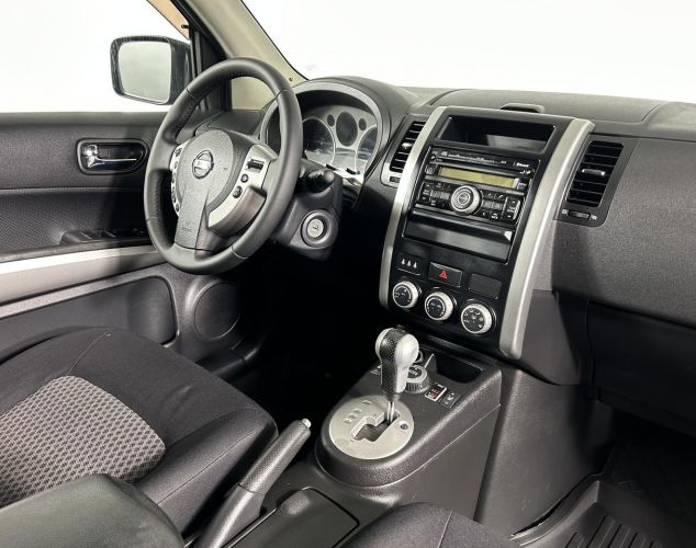 Nissan X-Trail  SE