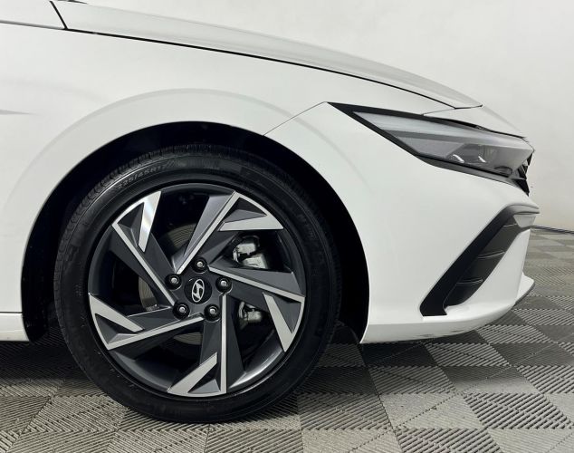 Hyundai Elantra  LUX