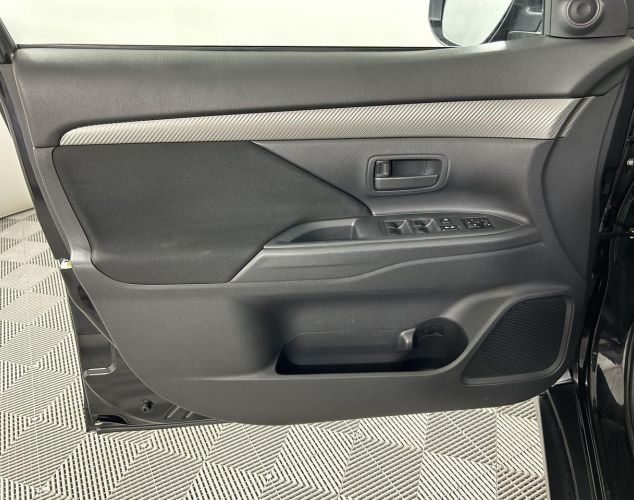 Mitsubishi Outlander  Invite