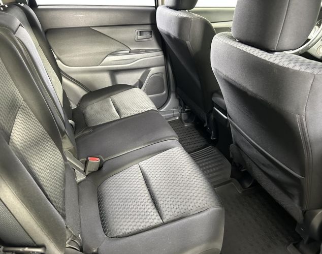 Mitsubishi Outlander  Invite