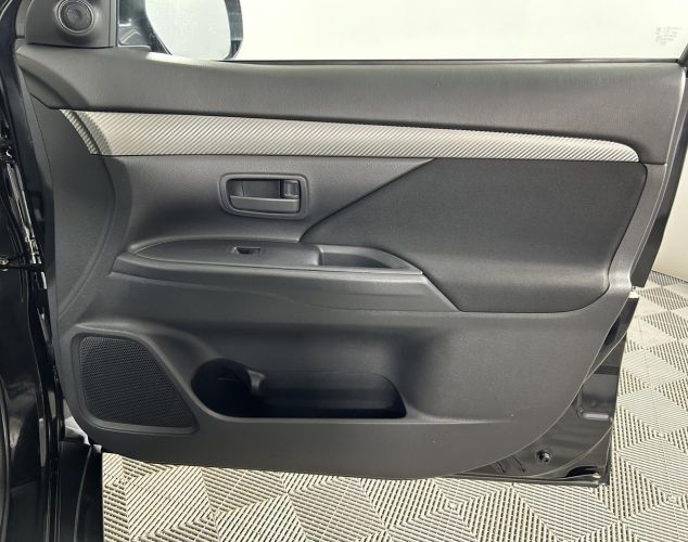 Mitsubishi Outlander  Invite