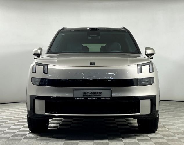 Lynk & Co 900  