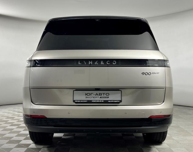 Lynk & Co 900  