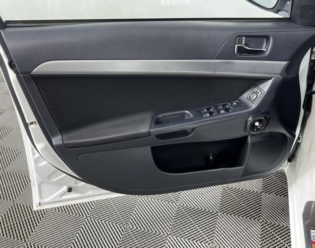 Mitsubishi Lancer  Invite