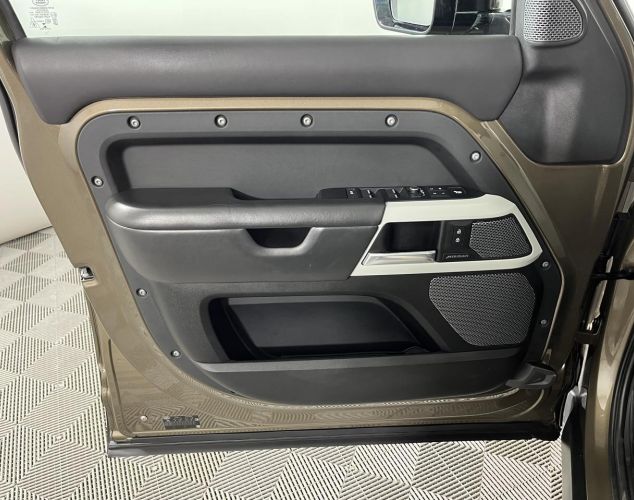 Land Rover Defender  X