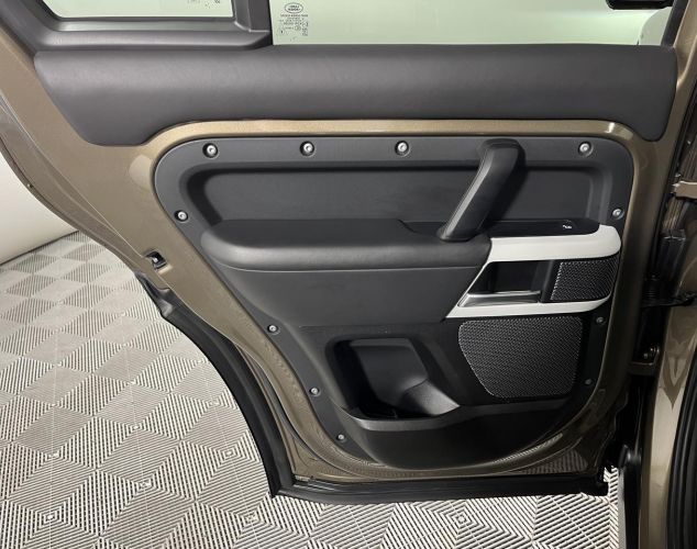 Land Rover Defender  X