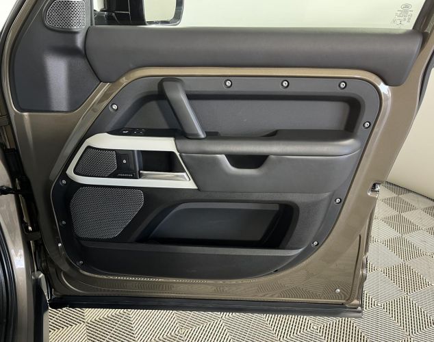 Land Rover Defender  X
