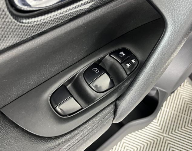 Nissan X-Trail  SE