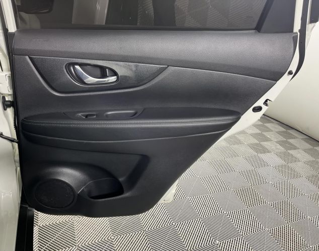 Nissan X-Trail  SE