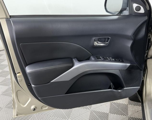 Mitsubishi Outlander  Invite
