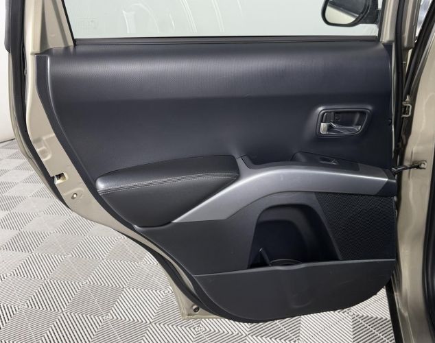 Mitsubishi Outlander  Invite