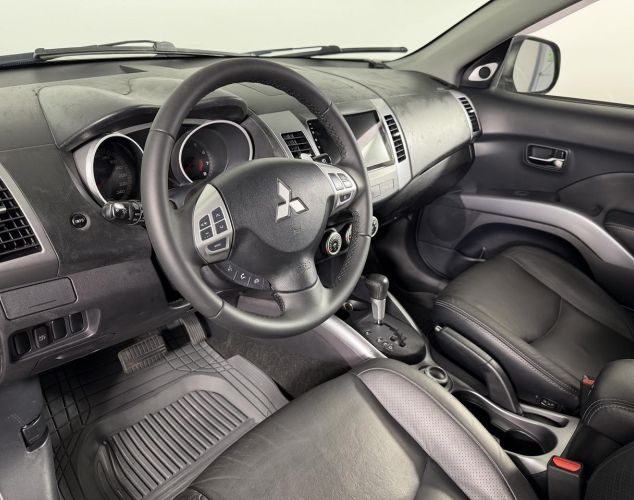 Mitsubishi Outlander  Invite