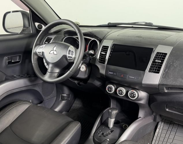 Mitsubishi Outlander  Invite