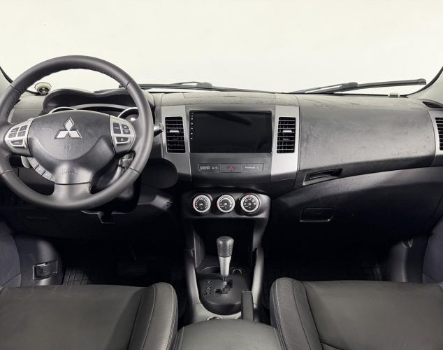Mitsubishi Outlander  Invite
