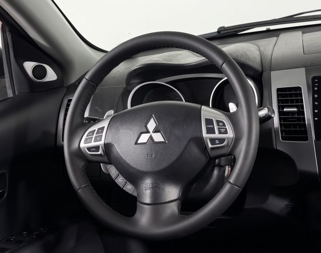 Mitsubishi Outlander  Invite
