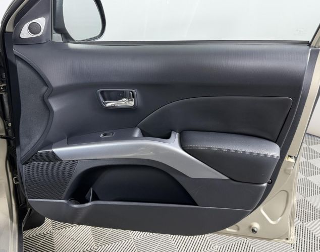 Mitsubishi Outlander  Invite