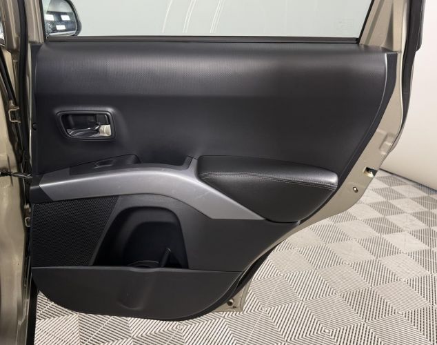 Mitsubishi Outlander  Invite
